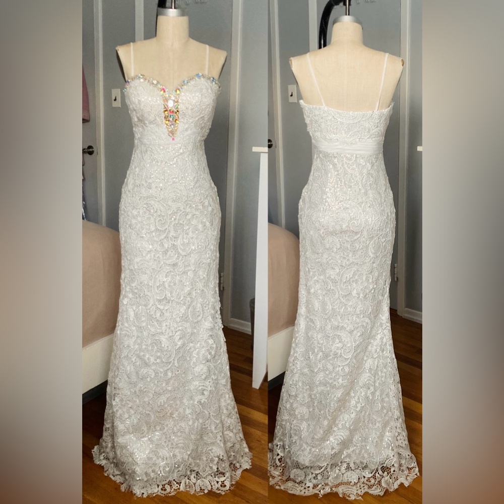 Womens Dave & Johnny long sparkle lace evening dress in size 1/2. Runs smaller.